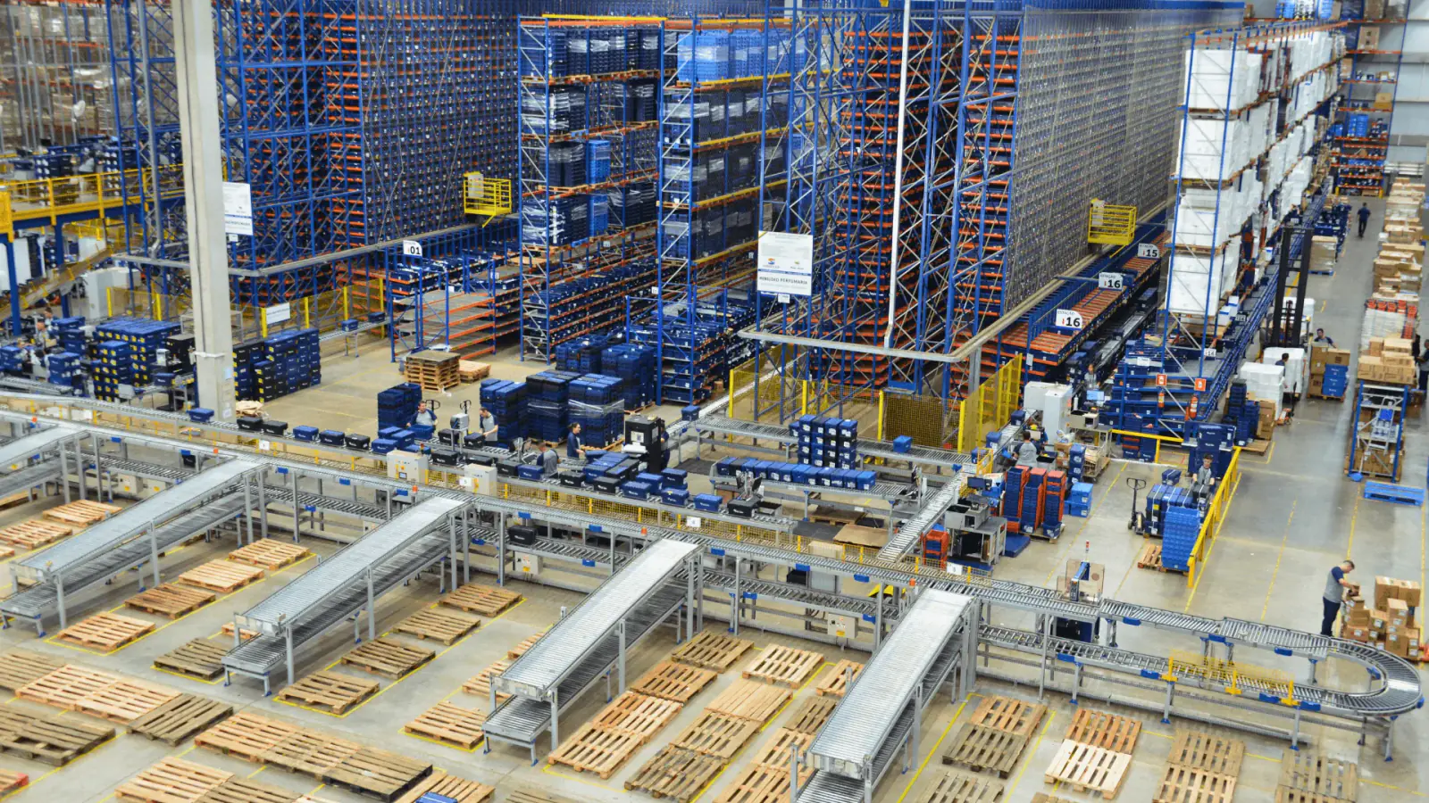 Distribution center operated with the Atlante system